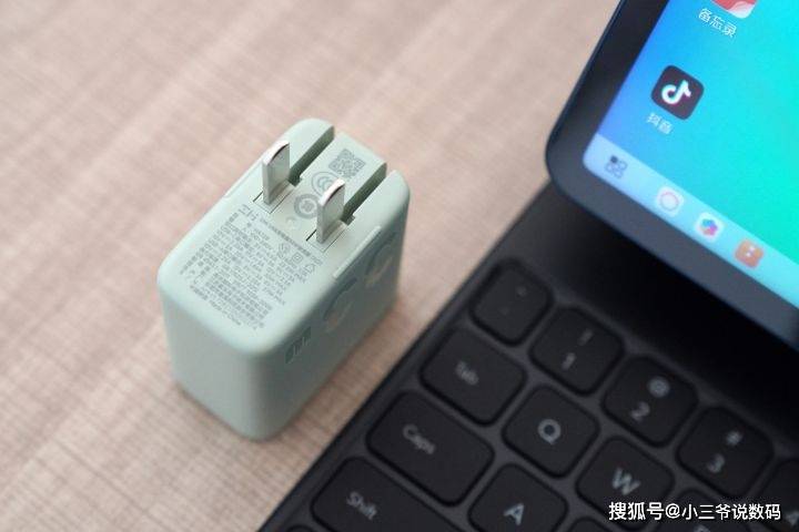 何为快充充电器 2ae48f0567da490d8cc0a2eb113f13cf.jpeg