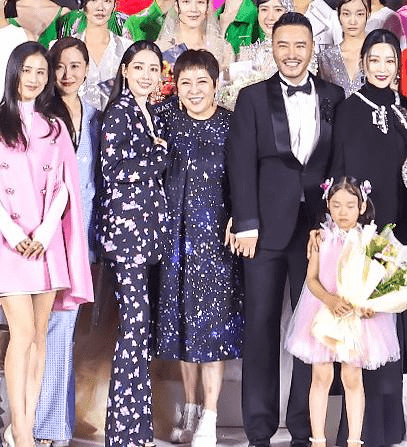 向太 向太带郭碧婷见世面！换新发型撞脸儿媳，隔空热聊向华强满脸无奈