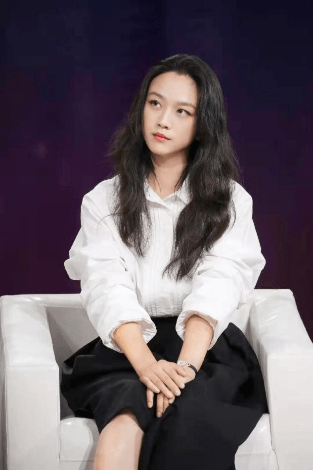 白下 汤唯婚后生活再曝光!5岁女儿回国后大变样,剪短发穿运动装太帅