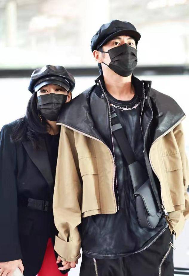 贝雷帽 钟丽缇两口子怎么了，老公短裤配女鞋看不懂，她穿红秋裤更夸张
