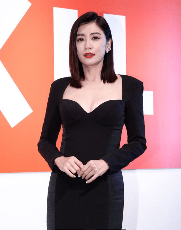 贾静雯 贾静雯与小老公同框真恩爱，穿开叉裙秀挺拔曲线，奔五年纪仍美艳