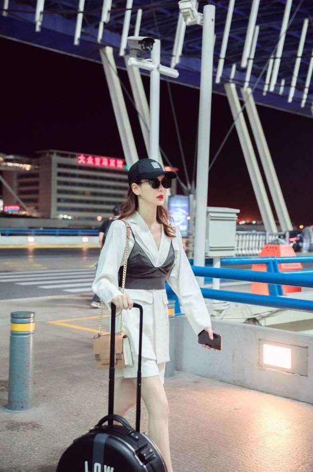 内衣 吴宣仪继“内衣外穿”后，又挑战“内衣裙”，是要走性感路线了？