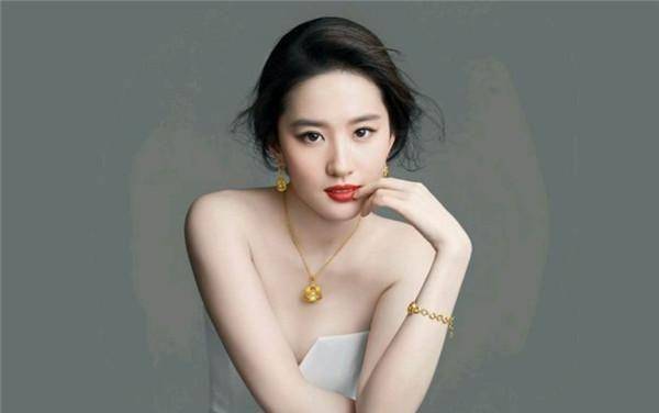 名字19岁女孩花百万整容变刘亦菲，连名字都是高仿，如今却变得怎样？