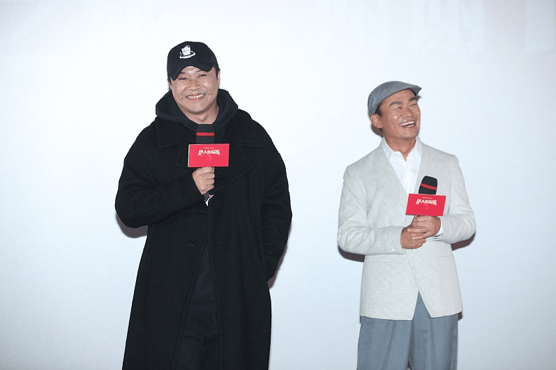 全黑 陈思诚发福的也太明显了，穿黑大衣都不显瘦，胖得有点让人认不出