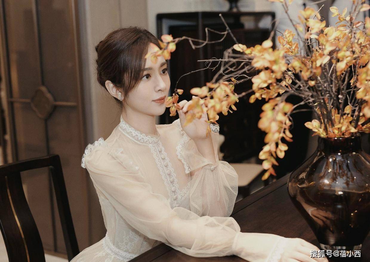 作用 王晓晨的好身材藏不住，穿“蕾丝+薄纱”连衣裙，真有千金小姐范