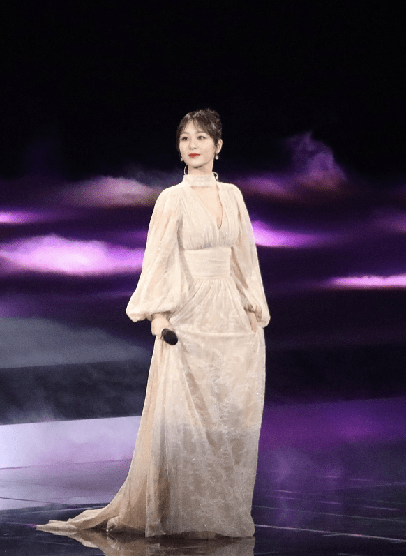 都能 杨紫这妆容看着挺不适合她的，感觉眉毛太细了，可配长裙还挺美