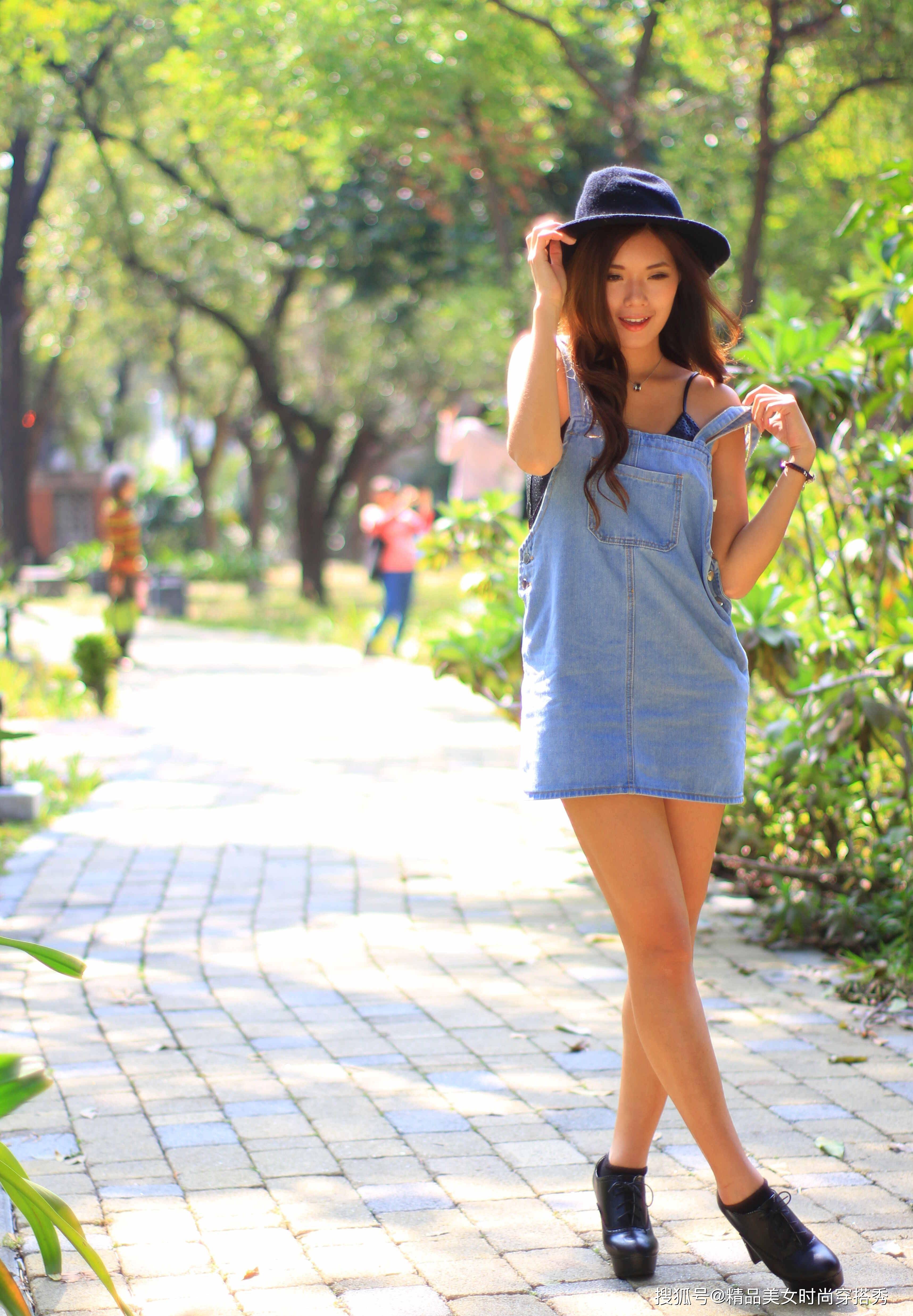 漂亮 浅色的牛仔吊带裙休闲又减龄，内搭一件吊带背心简约个性