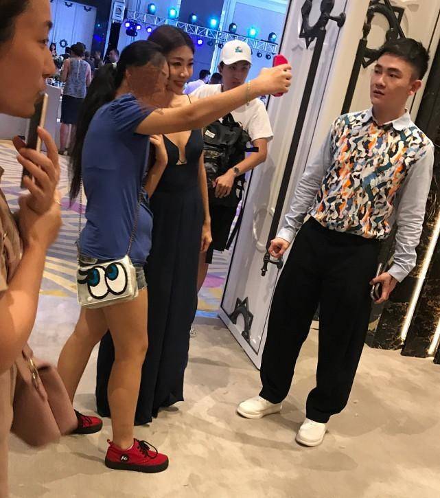 身材 郑恺前女友的造型有个性，“漏斗领”还挺撩人，和粉丝合影挺亲民