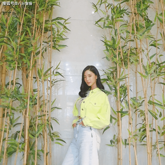 一身 克拉拉解锁牛仔装新穿法，酷飒又不失优雅，果然是“性感天花板”