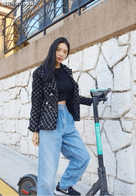 一身 克拉拉解锁牛仔装新穿法，酷飒又不失优雅，果然是“性感天花板”