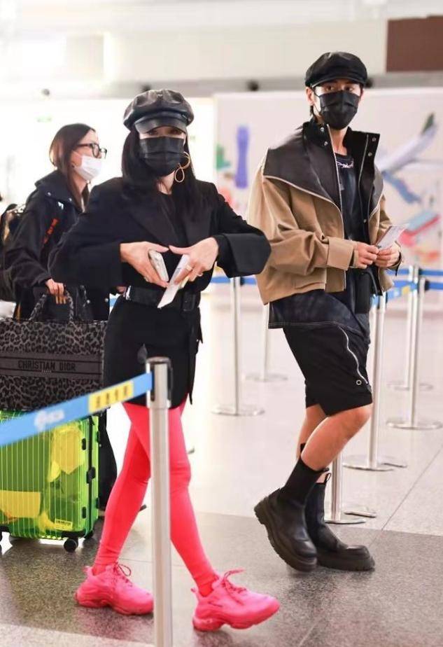 贝雷帽 钟丽缇两口子怎么了，老公短裤配女鞋看不懂，她穿红秋裤更夸张