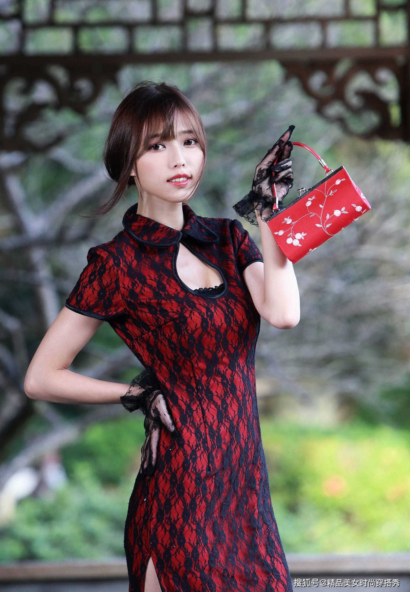设计 街拍：小姐姐身穿红色的旗袍，优雅范十足