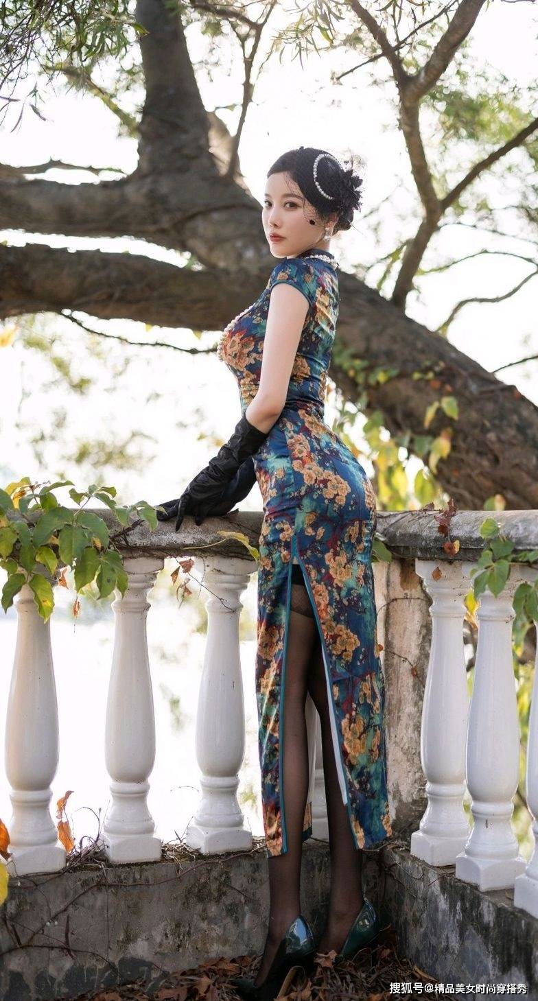 设计 复古的旗袍展现出女性的成熟美,搭配时尚的高跟鞋,尽显优雅范