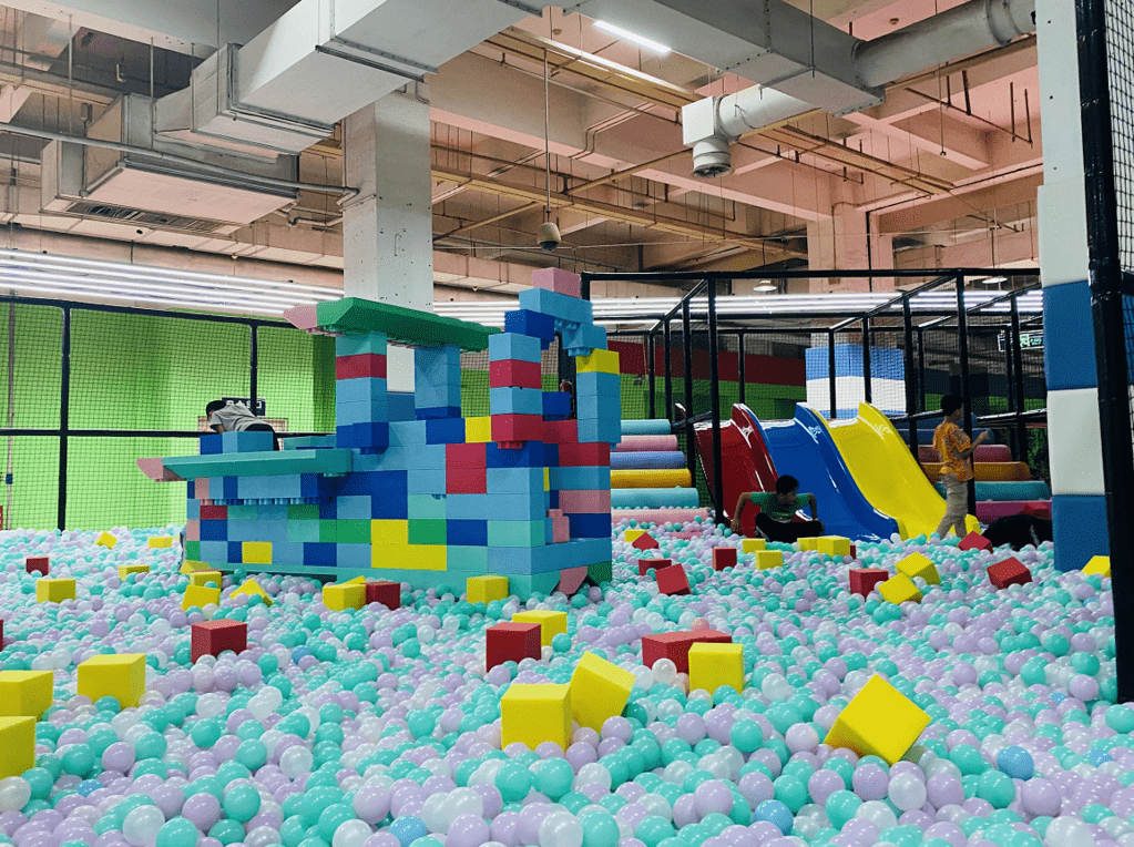 酒吧轮滑蹦床现代潮流年轻人放松休闲好去处摩尔体育公园