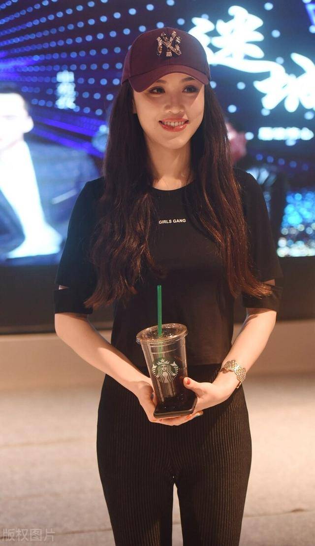 长发 葛天穿裸色长裙配齐肩长发,颇有“港风”女神范