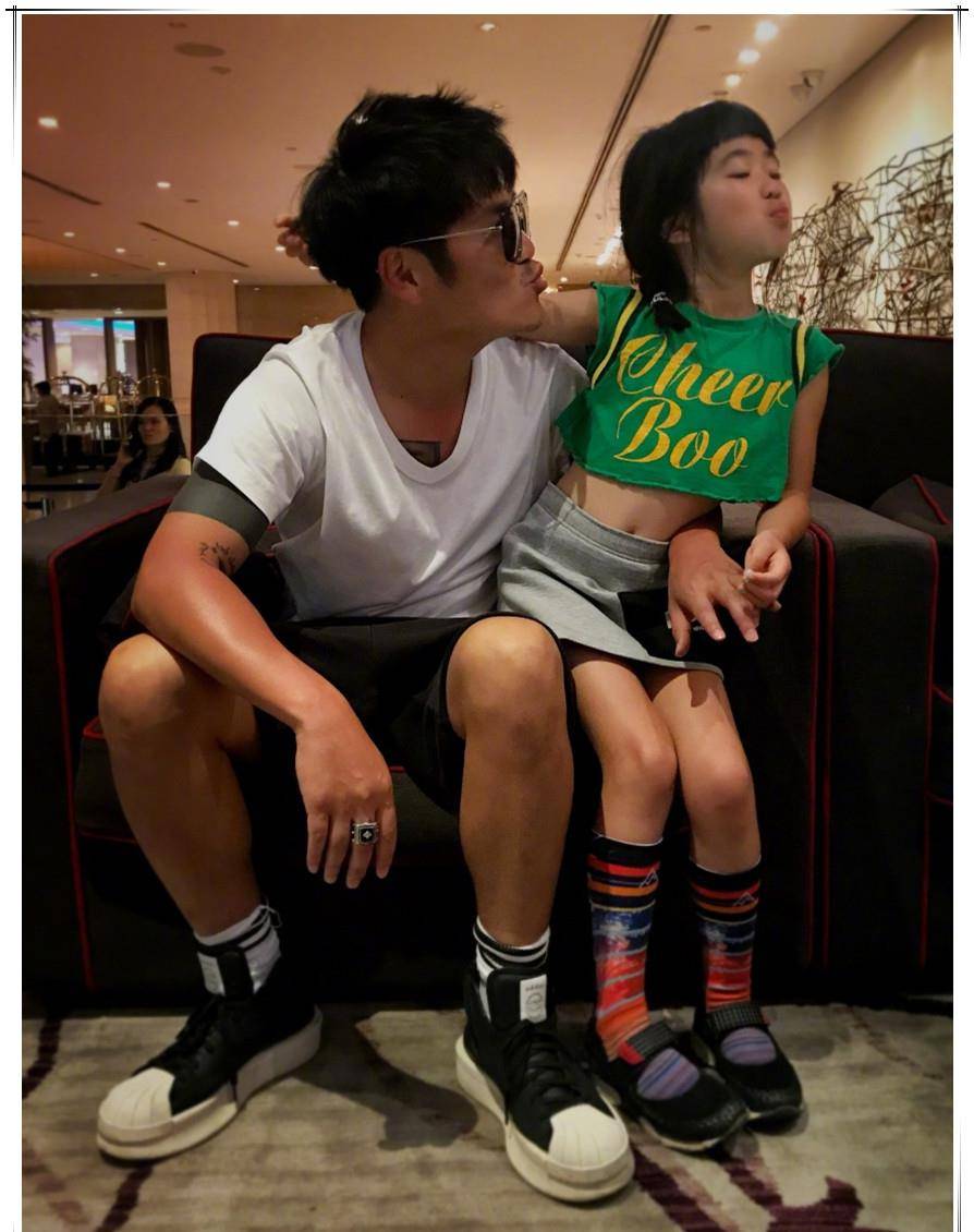 仙女曹格女儿近照，“包子脸”逆袭成仙女，一双腿要逆天