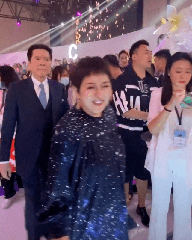 向太 向太穿“钻石裙”大抢风头!豪门婆媳高调看秀,华丽亮相美成花