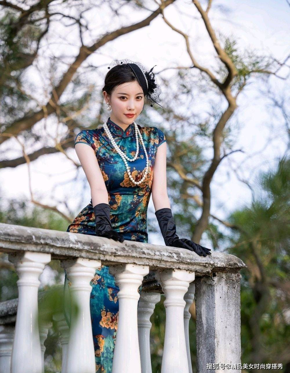 设计 复古的旗袍展现出女性的成熟美,搭配时尚的高跟鞋,尽显优雅范