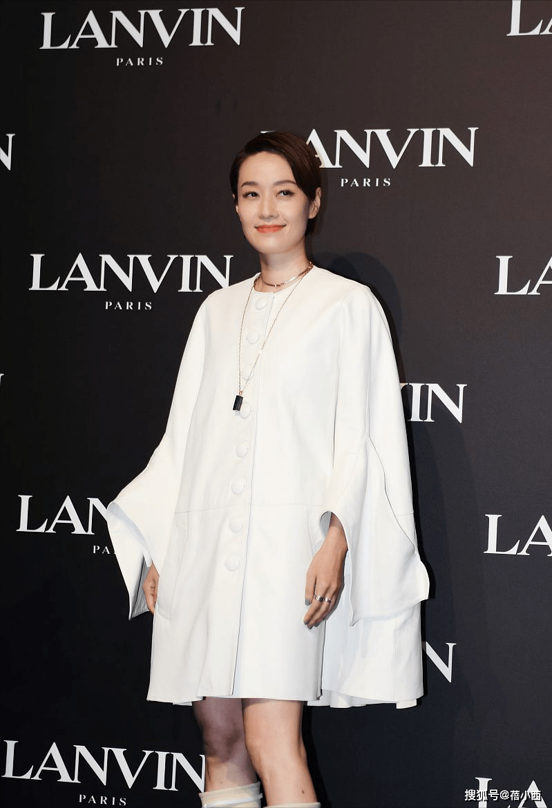超越 马伊琍终于换风格了，穿白色斗篷连衣裙配袜靴，气场很难被超越