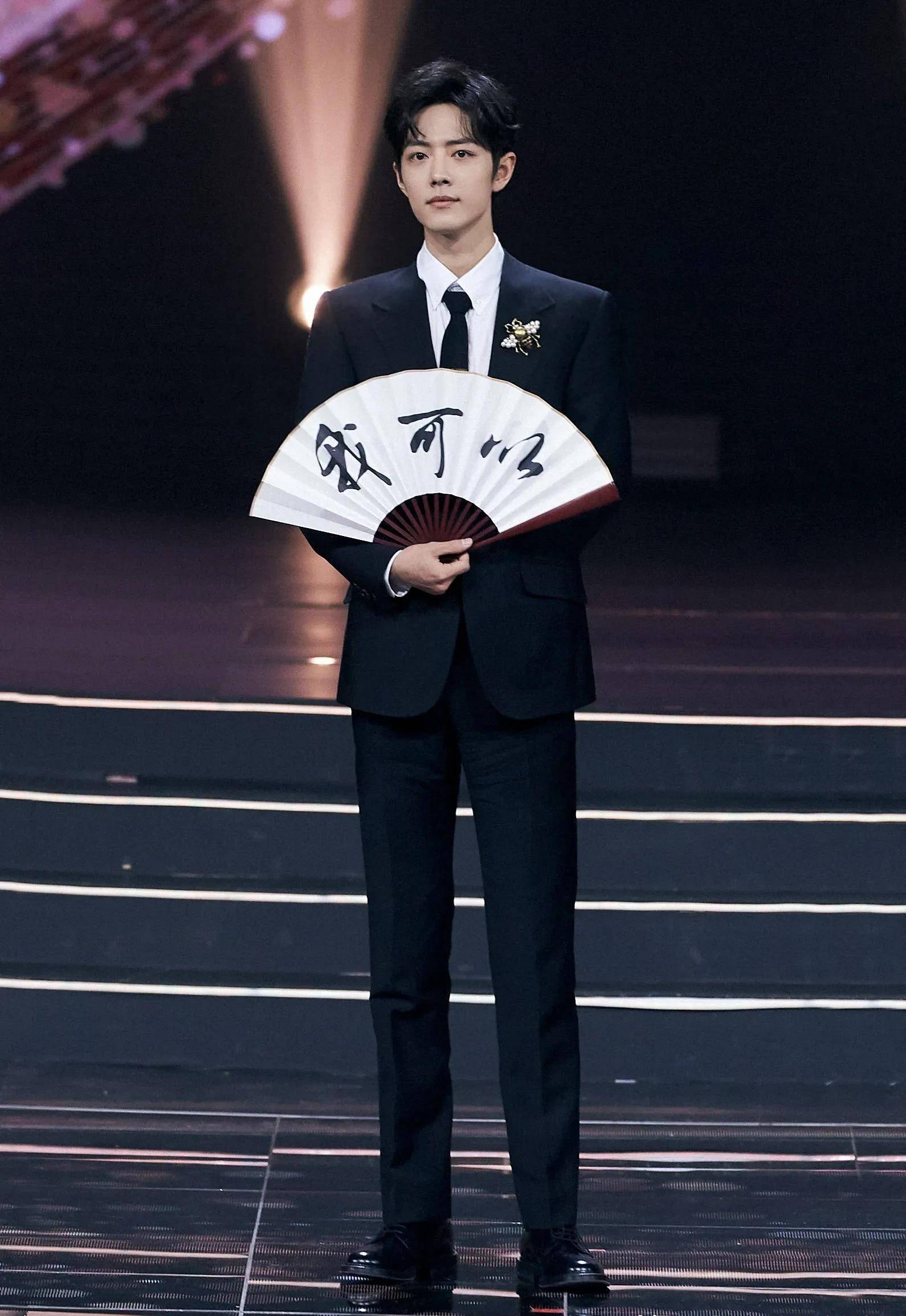 条纹 肖战:太会穿了40张高清图,诠释他的俊朗又沉稳,眼神明澈柔和!