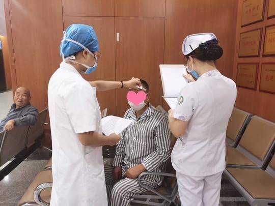 效果|咸阳市第一人民医院白内障手术让患者“眼前一亮”