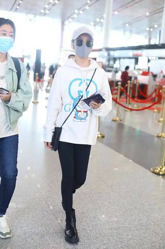 卡通 百亿演员吴京娇妻走机场真奢侈，穿2万卡通卫衣，跟记者打招呼好温柔