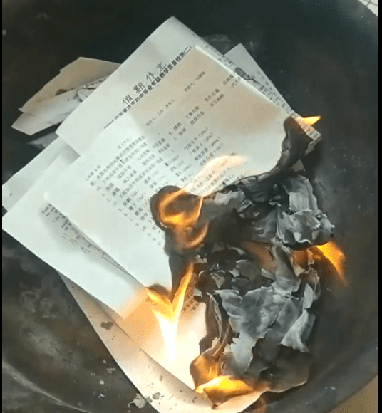 作业没写完不让进学校 235b585e4bb442898c4ca7691975d567.png