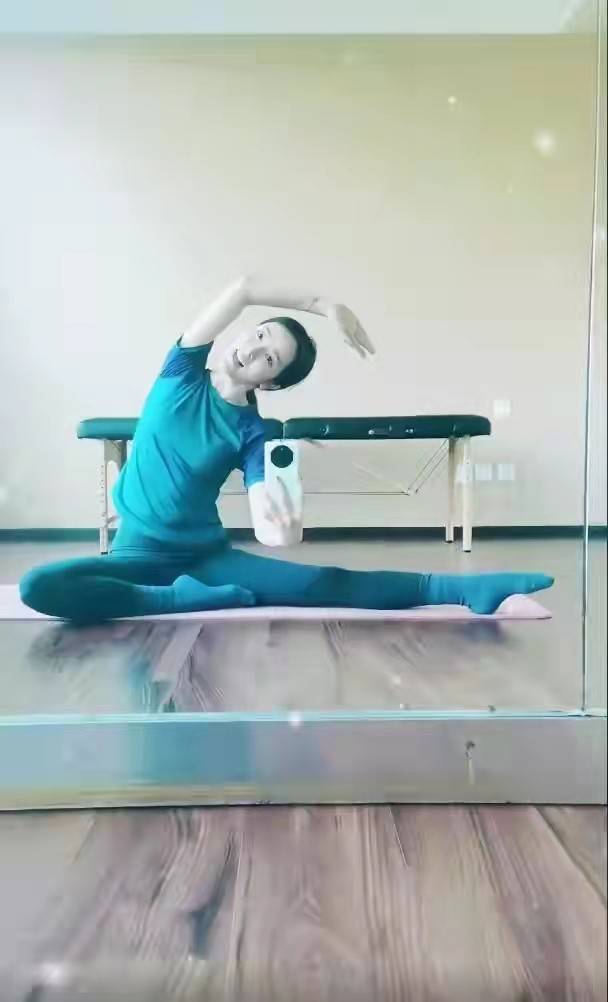 身材 央视一姐李思思不惧素颜！穿健美裤秀出超模腿，难怪能惊艳撒贝宁