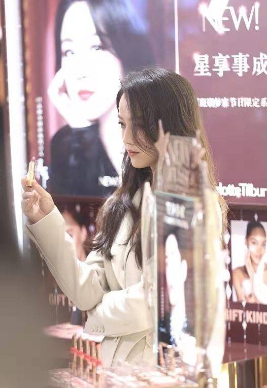 显得 汤唯的性感永远秀的这么高级,浅绿西装小深V,卷发红唇韵味拉满