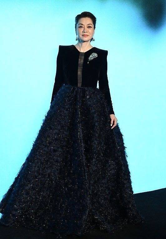 配饰 毛阿敏越老越潮，穿一身黑还扎个小揪揪，瘦成“麻杆”也有大姐范