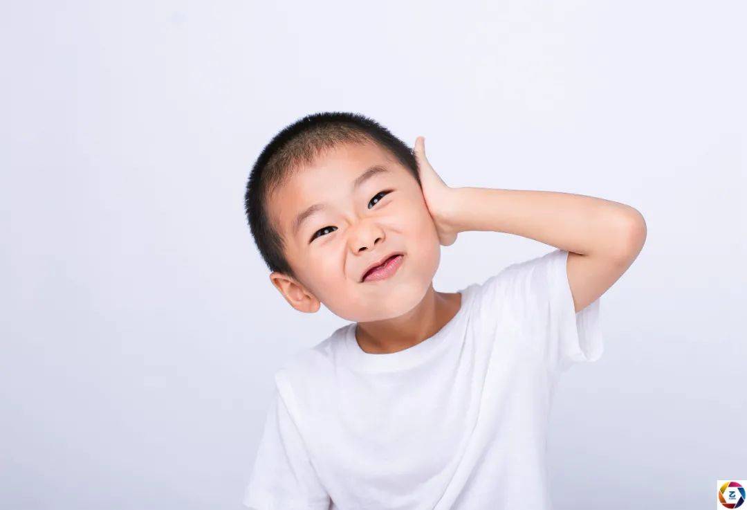 一家人|福建十岁男孩一边做骨穿一边玩手机，一副淡定的样子让人心疼