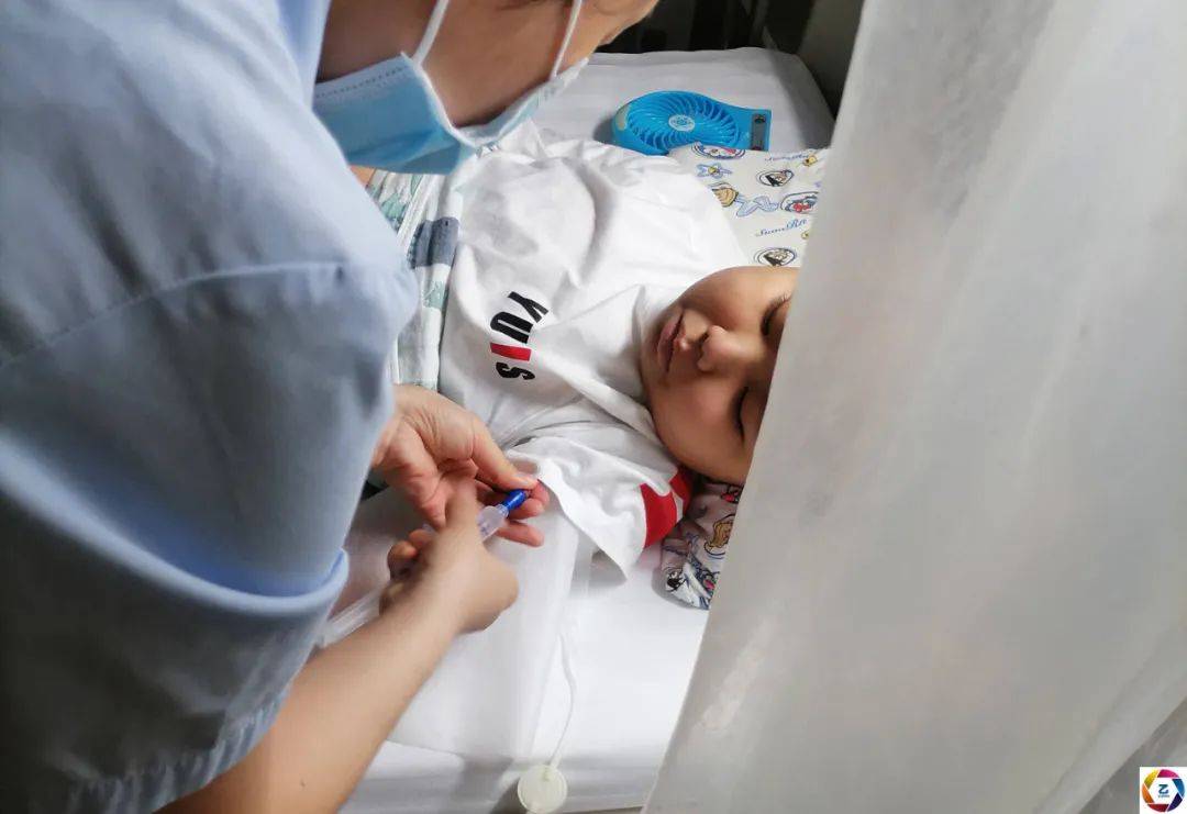 一家人|福建十岁男孩一边做骨穿一边玩手机，一副淡定的样子让人心疼