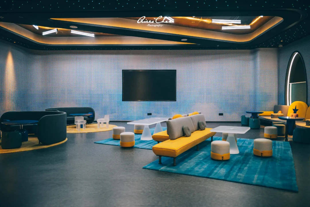 的是几个站在这里仰望星空的「辣椒人」,他们的姿势像极了古人观星