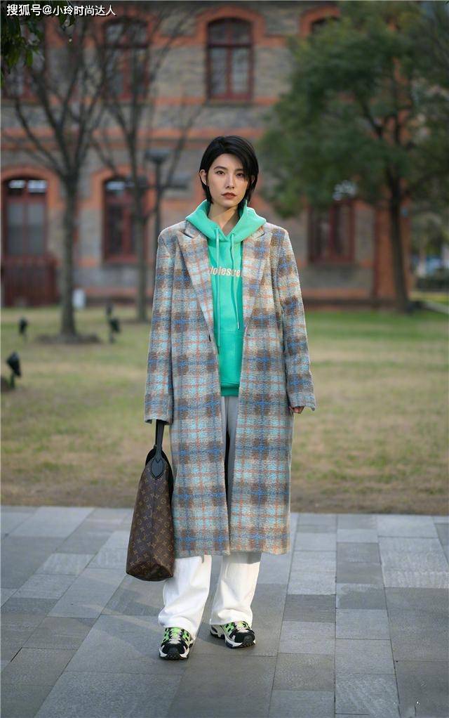 身材 穿卫衣不一定要配牛仔裤，瞧今年这几种新穿法，时髦显瘦又减龄