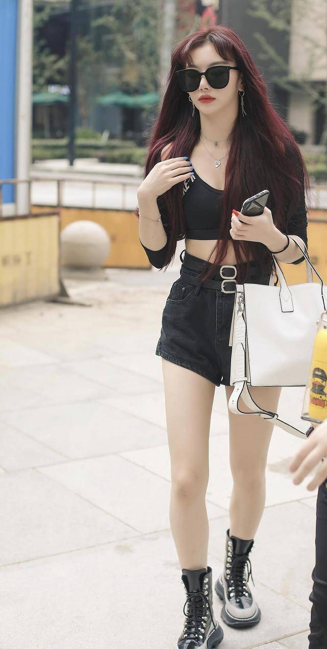 孔雪儿 孔雪儿气场全开,黑色上衣配短裤狂野霸气,干练酷炫太有魅力