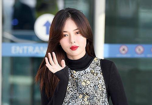 好身材 泫雅选的裙子很奇怪，好身材都藏住了，看着像个小孩一样