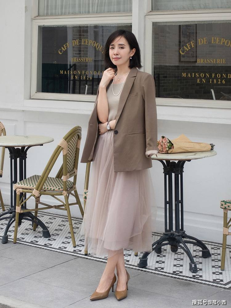 套装 秋季建议中年女性多穿西装,搭配牛仔裤、阔腿裤,半身裙显高显瘦