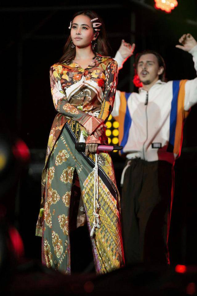 风情 蔡依林穿衣真胆大，一件印花衬衫搭配阔腿裤显高又显瘦，简约时髦