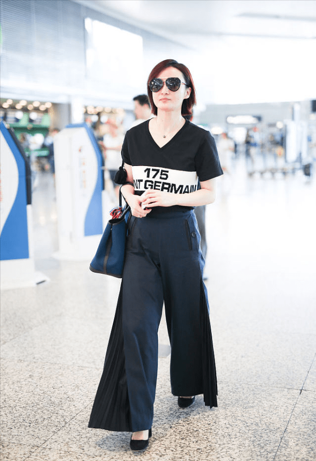 设计 蒋勤勤的娇妻人设很稳,穿黑色套装都不显老,气质温柔又大气