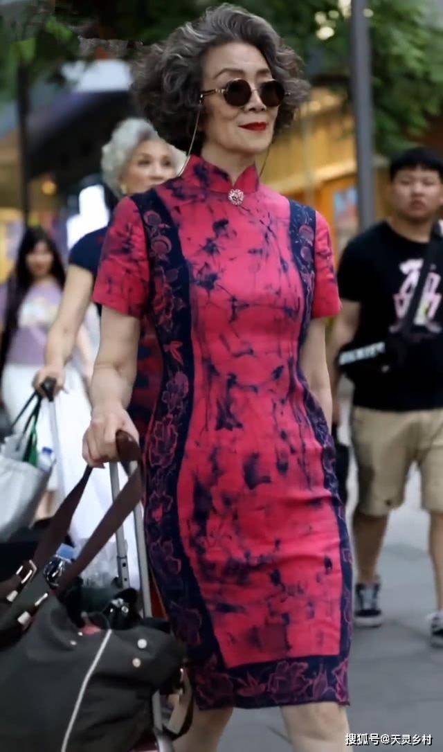 显得 惊艳到了！即使年华老去，依旧能美的优雅又高级