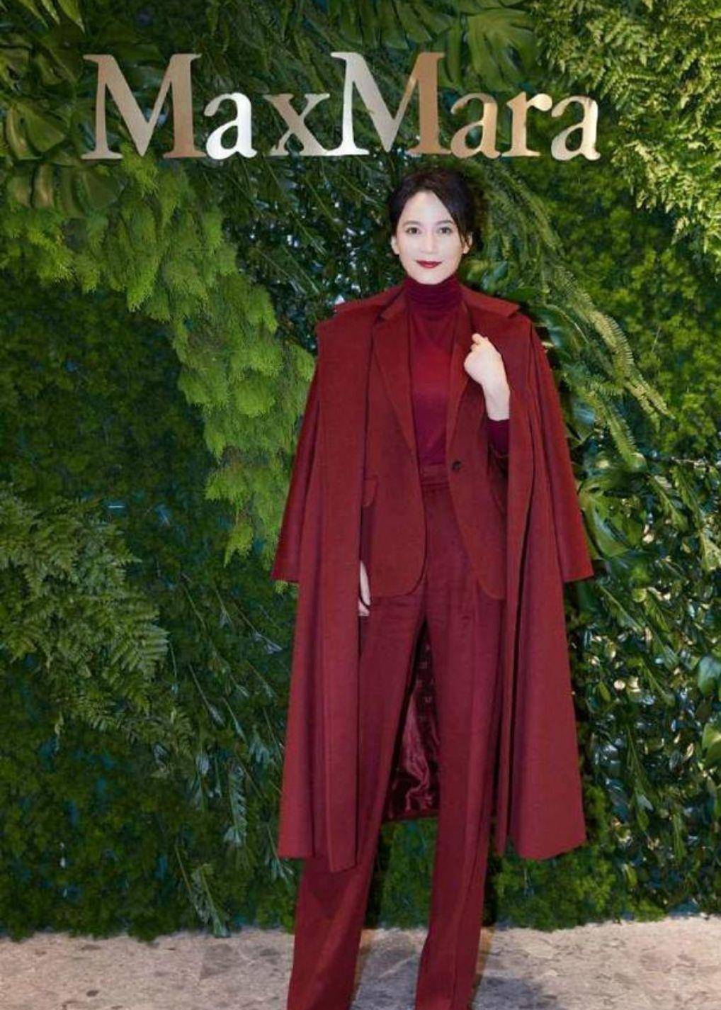 身材苗条 曹颖穿粉色大衣配连衣裙，47岁还真看不出来，身材苗条像少女