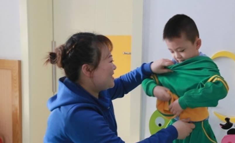 崩溃|幼儿老师发现孩子衣服标签被剪，背后原因让她崩溃，园长：已退园