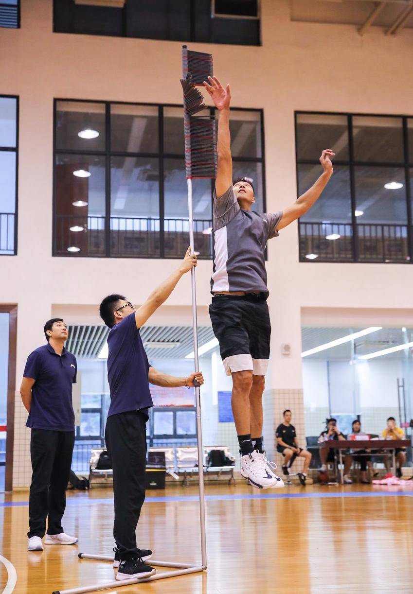 中鋒|易建聯(lián)進(jìn)行體測(cè)！CBA第一本土中鋒，下賽季將實(shí)現(xiàn)王者歸來(lái)