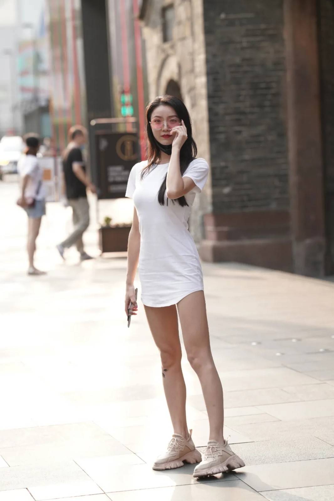 身材 简单素洁又青春的穿法，舒适优雅显身材，轻松穿出自信与魅力