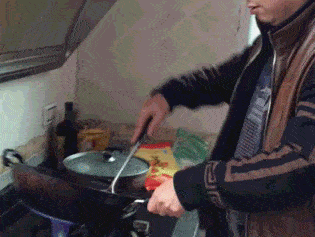 輕松一笑：司機，快關門，後邊的不要擠了，擠死人不償命…… 搞笑整蠱 第2张