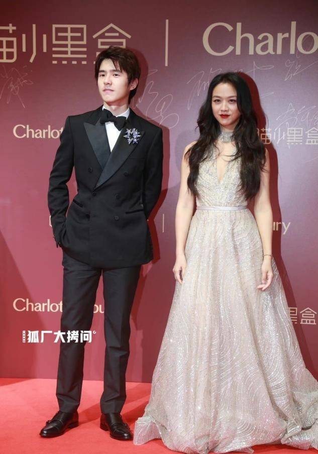 显得 汤唯的性感永远秀的这么高级,浅绿西装小深V,卷发红唇韵味拉满