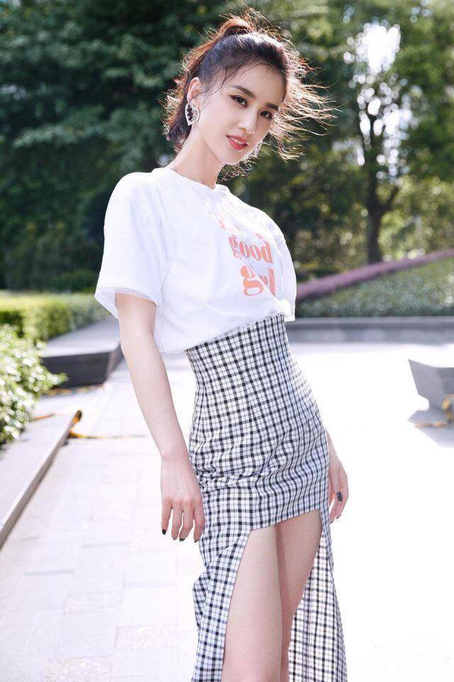马尾 黄圣依太有“小心机”，格纹半身裙中间短两边长，不经意间秀美腿