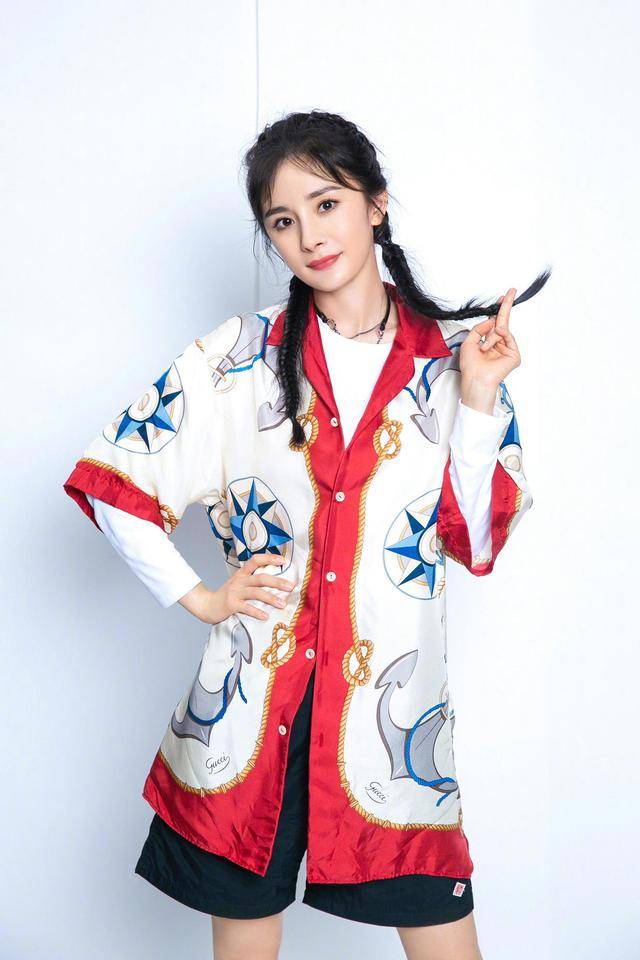 下半身 真难得！杨幂不凹“少女感”后更美了，印花衬衫配五分裤利落大气