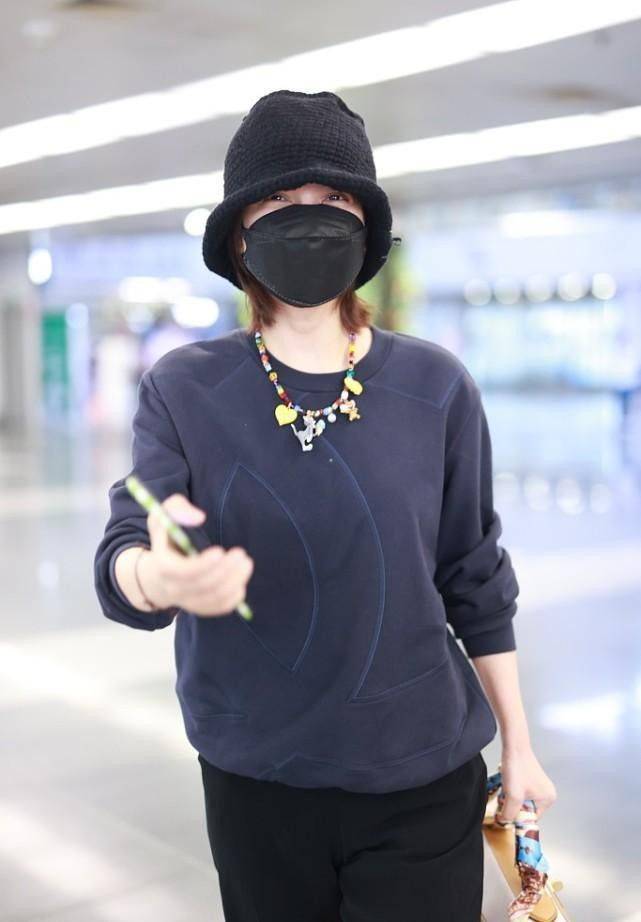 卫衣 吴昕改走朴素路线，深蓝色卫衣配阔腿裤，毛线帽戴得挺超前的