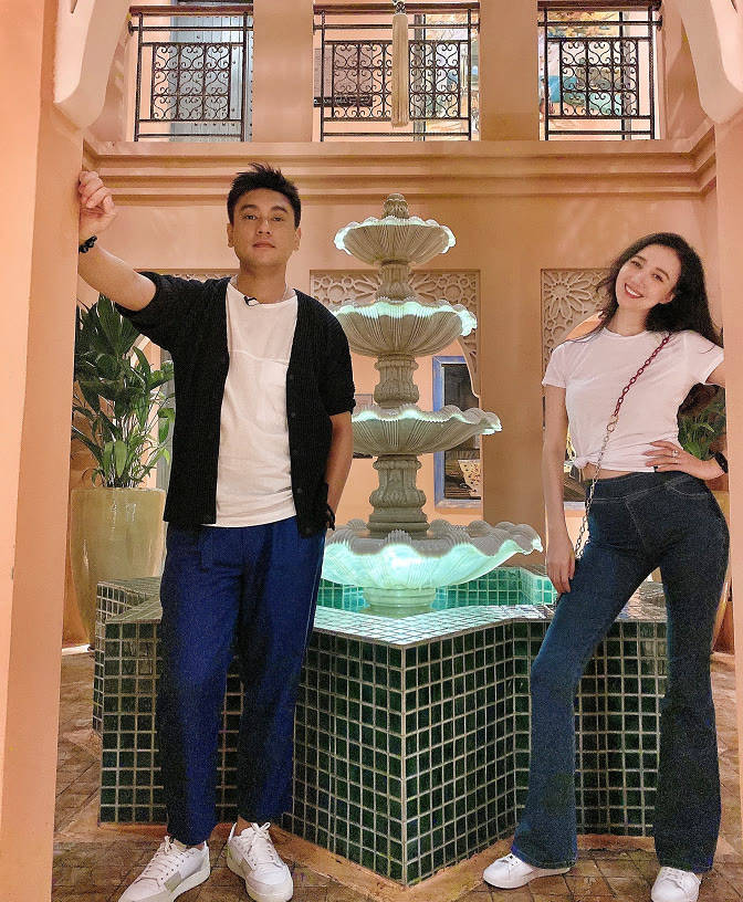 朱孝天 朱孝天老婆罕露面，穿T恤配百褶裙好娇俏，赖在老公怀里撒娇真甜